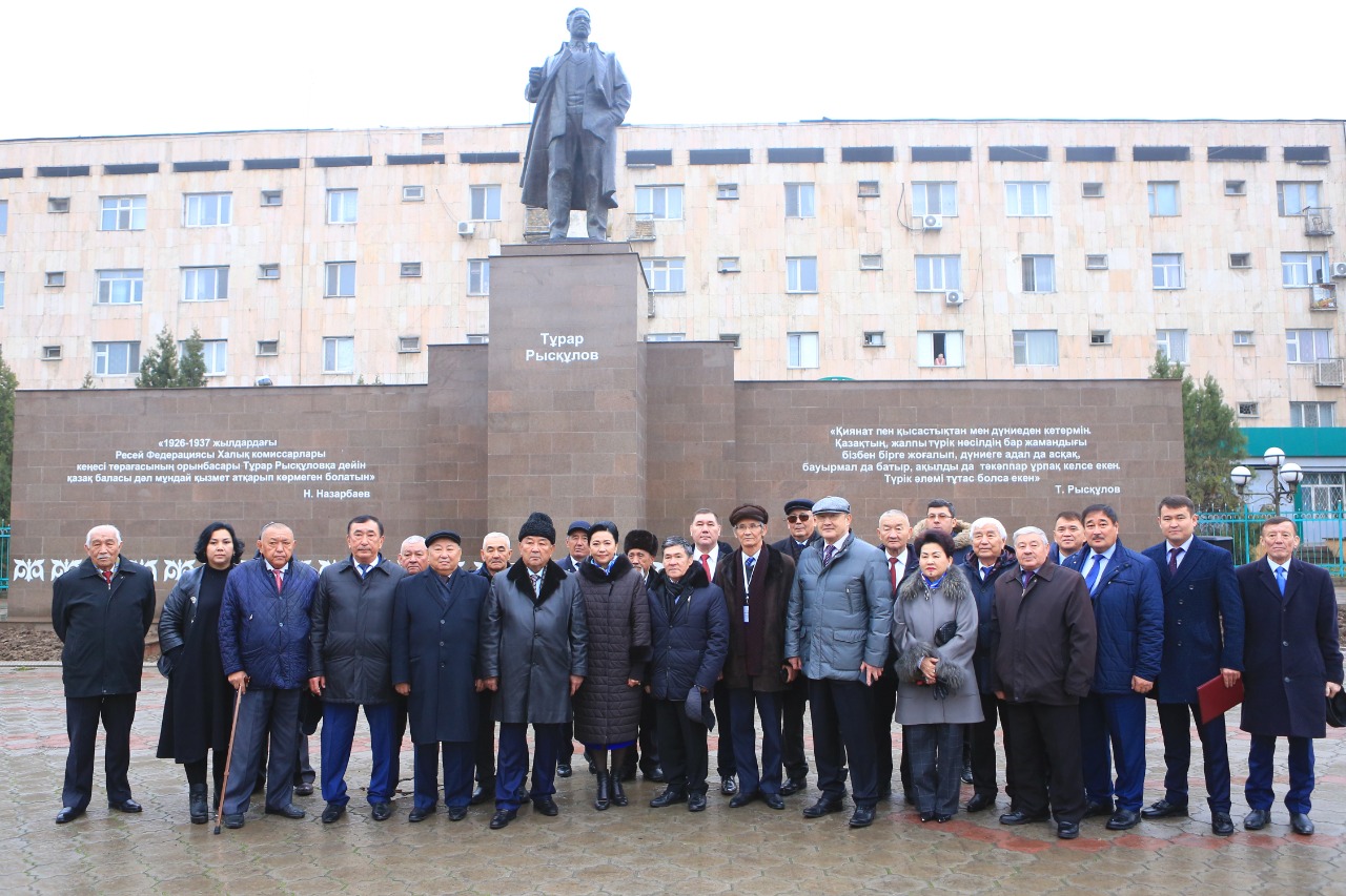 Рысқұлов ескерткіші.jpg