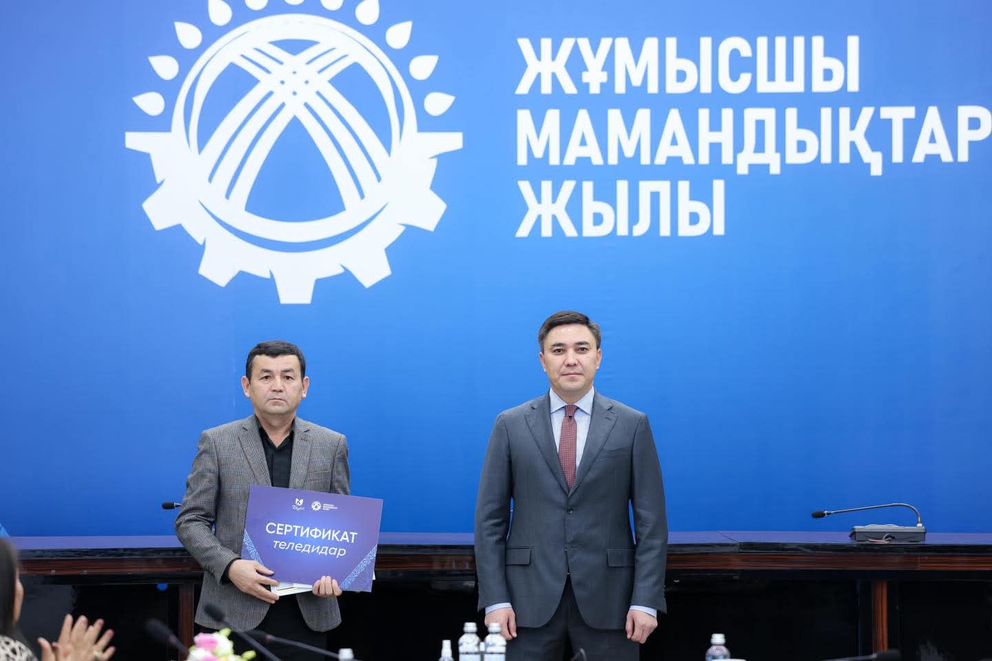 1767103110652510.jpg 1000527820.jpg