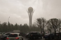 Астанада қатты дауыл тұрып, бұршақ жауып, кранды құлатты (видео)