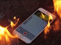 Ваннаға түскен кезде ұялы телефонды неге ұстауға болмайтыны белгілі болды