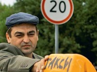 Такси жүргізушісі әмиянды иесіне қайтару үшін 8 сағат күтті