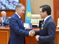 Нығматулин мәжілісмендерге мемлекеттік наградалар табыс етті