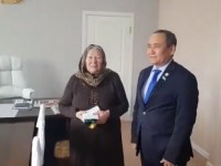 Дәрігер-депутат зейнеткердің банк алдындағы қарызын төлеп берді