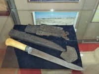 Түркістанға батырлар ұстаған заттарды көру үшін келетін туристер бар