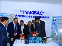 Түлкібаста Мекемтас Мырзахметовке баспана салып беріп, ақын-жазушылардың кітаптары шықты