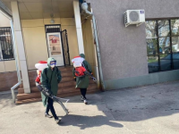 Идет дезинфекция во дворах многоэтажек