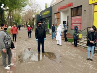 В местах, где скапливается много людей теперь дежурят полицейские