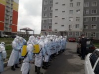 Сарбаздар дезинфекция жұмыстарын жасайды