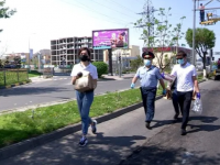 Активисты Шымкента привезли горячие обеды на блокпосты