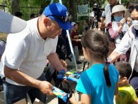 Жомарт журналистер балаларды қуантты