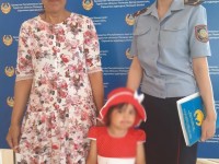 Полицей 3 жасар қызды тауып, ата-анасына қайтарды