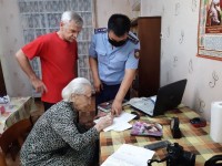 В Шымкенте мобильная команда помогла обновить удостоверения ветеранов