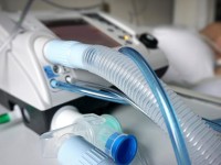 Түлкібастық демеушілер мен еріктілер орталық ауруханаға 210 оттегі баллонын тапсырды