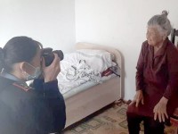 Түркістандық полицейлер жасы үлкен қарттарымыздың төлқұжатын жаңартып, үйлеріне апарып табыс етті