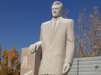 Басы кішкентай, денесі ұзын! Қонаевқа арналған ескерткіш сынға ілікті