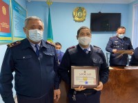 Қыстаудан жоғалған қос бүлдіршінді тапқан полицейлер марапатталды