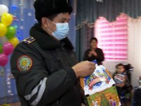 Түркістандық полицейлер Жаңа жыл қарсаңында  ерекше балаларды қуантты