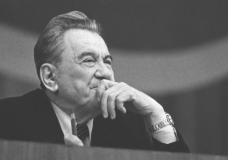 Сапарбаев зиялылардың Қонаевқа ескерткіш қою ұсынысын қолдады