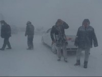 Түркістан облысының полицейлері боран салдарынан жолда қалған азаматтарға көмектесуде