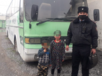 Полицейлер адасып кеткен қос бүлдіршінді тапты