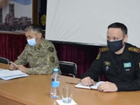 Жас буын сарбаздарға қарап бой түзейді