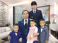 Түркістандық полицейлер мерейлі отбасын мерекемен құттықтады