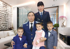 Түркістандық полицейлер мерейлі отбасын мерекемен құттықтады