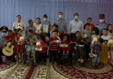 Түркістандық полицейлер мереке қарсаңында ерекше балаларды қуантты