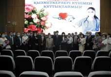 Түркістанда үздік дәрігерлер марапатталды