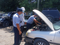 Түркістан облысының патрульдік полицейлері автокөліктері жолда жүрмей қалған қос жүргізушіге көмекте