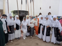 Түлкібастық әжелер түрленген Түркістанды аралады