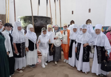 Түлкібастық әжелер түрленген Түркістанды аралады