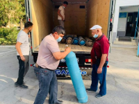 Депутаттар жасанды тыныс алу аппараты мен оттегі баллондарын табыстады