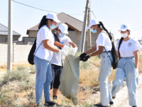 Жастар қаланы тазартып жатыр