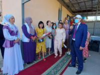 Шардаралық түлектер сыныптастарына үй сыйлады