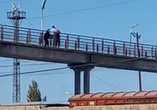 Темір жол көпірінен секірмек болған  әйел құтқарылды