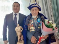 Полицейлер мереке қарсаңында ардагерлердің үйіне барып, құттықтады