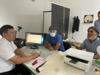 Полицейлер қарияға  жеке куәлік табыстады