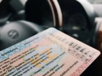 Жүргізуші куәлігін әперемін деп алдаған
