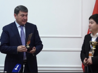 Түркістандық оқушылар жарап тұр