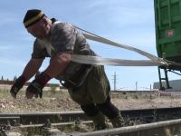 Шымкенттік тұрғын 120 тонналық  вагондарды сүйреп, рекорд жасады